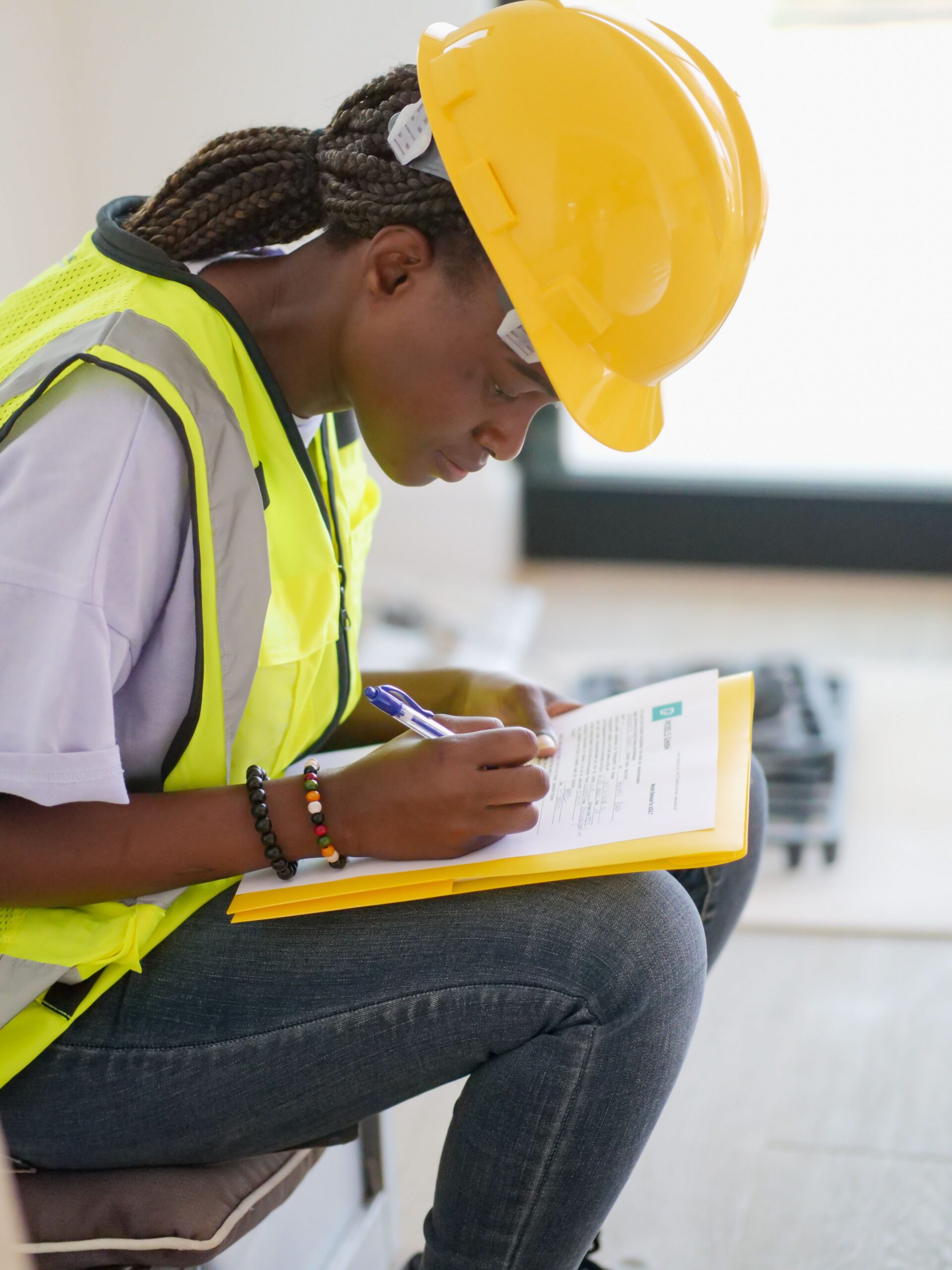 ingenieur-faisant-le-point-de-vente-des-materiaux