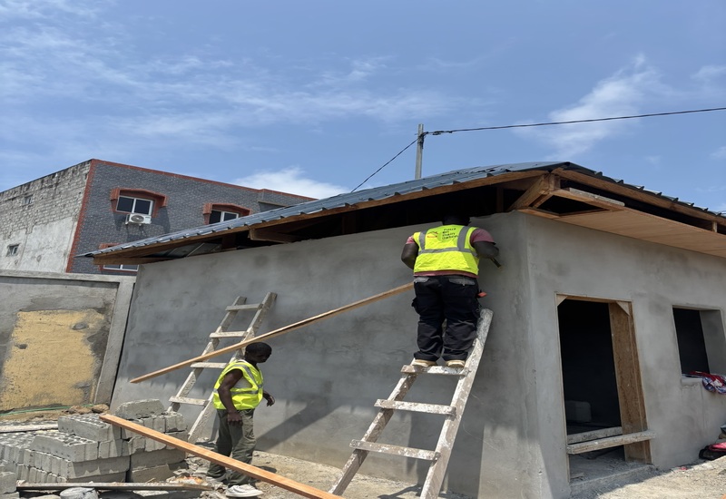 maison-en-construction-par-des-ouvriers-pour-un-client