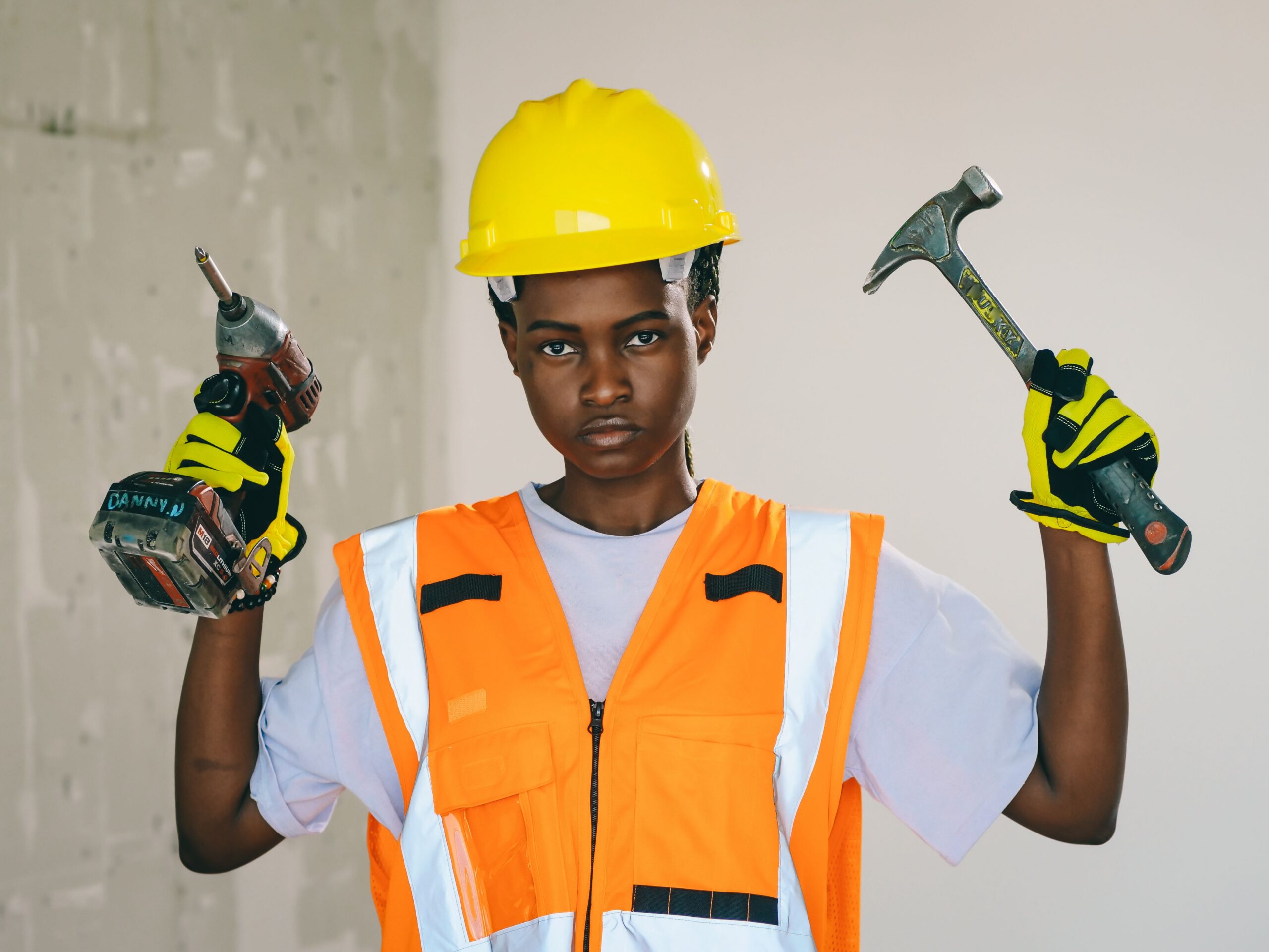 ouvriers-tenant-des-outils-de-construction