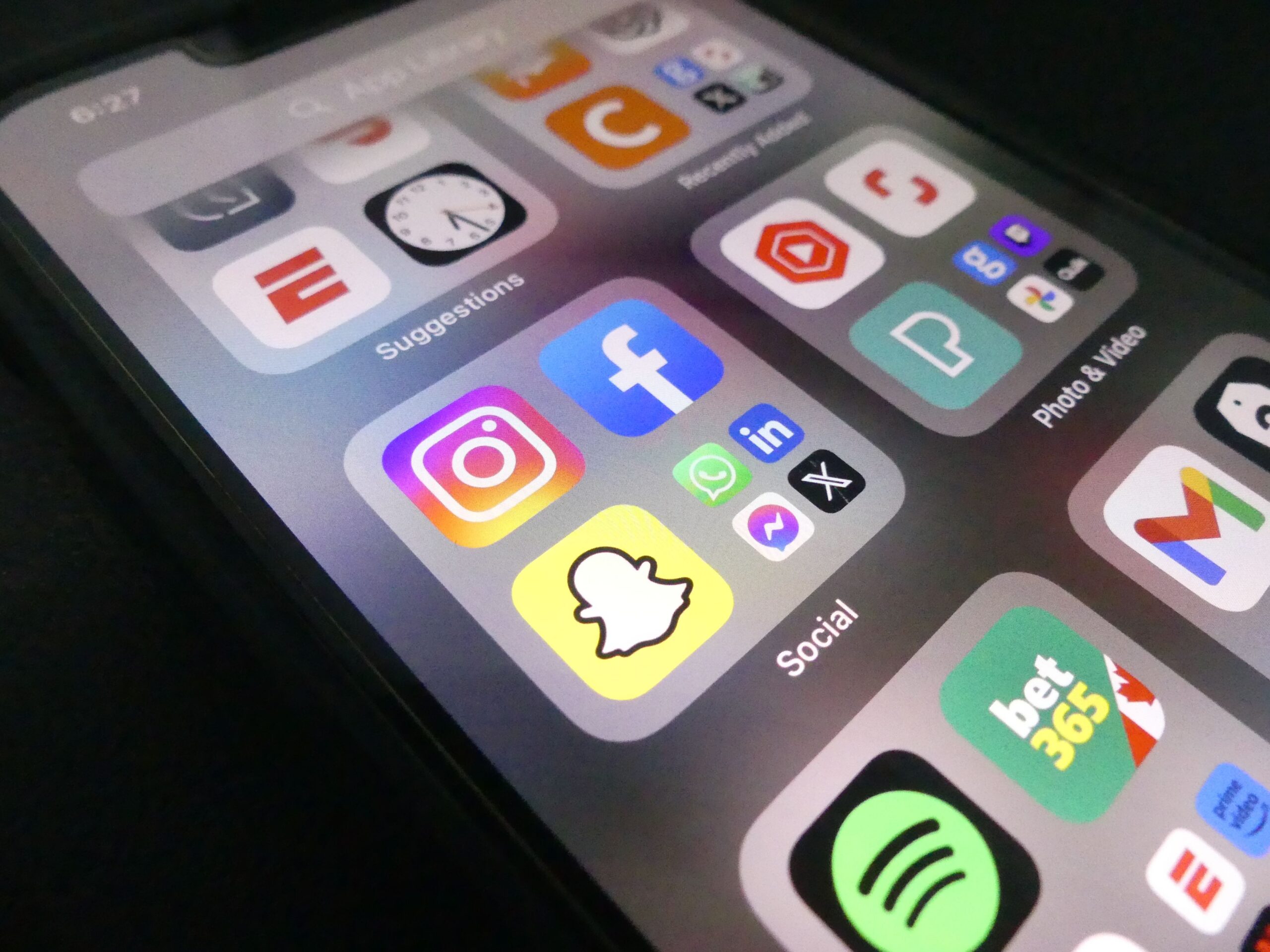telephone-affichant-les-applications-de-reseaux-sociaux