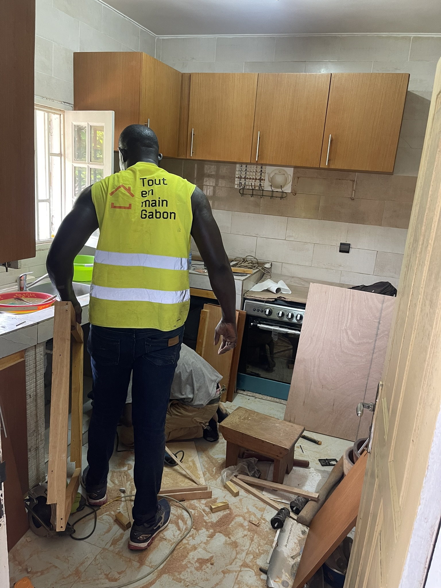 Chantier électrique au Gabon — artisan TEMG au travail