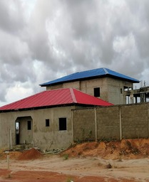 construction-maison-toiture-rouge-bleue-beninsud