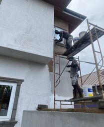 ouvriers-peint-la-surface-exterieure-de-maison