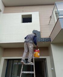 ouvriers peint le mur interieur