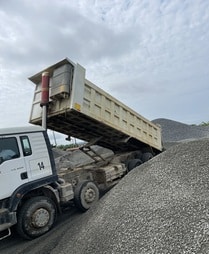 TEMF Camion qui décharge du sable sur un site