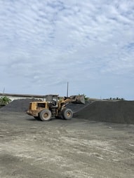 TEMG Chargement et livraison de sable.